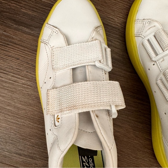 Adidas super sleek sneaker w/ Velcro - Picture 6 of 12
